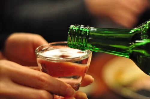 Rượu Soju là loại rượu không màu, có nồng độ cồn từ 16% đến 53%. Ảnh: Big Stock.